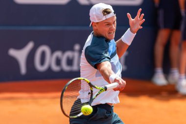 Barselona, İspanya - 12 Nisan 2025 Barcelona 'da düzenlenen Conde de God tenis turnuvası. ATP 500. Tenis yarışması. Profesyonel tenis oyuncuları. Tenis kortu. Holger Rune toprak yolda.