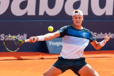 Barselona, İspanya - 12 Nisan 2025 Barcelona 'da düzenlenen Conde de God tenis turnuvası. ATP 500. Tenis yarışması. Profesyonel tenis oyuncuları. Tenis kortu. Holger Rune toprak yolda.