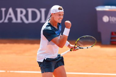 Barselona, İspanya - 12 Nisan 2025 Barcelona 'da düzenlenen Conde de God tenis turnuvası. ATP 500. Tenis yarışması. Profesyonel tenis oyuncuları. Tenis kortu. Holger Rune toprak yolda.