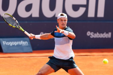 Barselona, İspanya - 12 Nisan 2025 Barcelona 'da düzenlenen Conde de God tenis turnuvası. ATP 500. Tenis yarışması. Profesyonel tenis oyuncuları. Tenis kortu. Holger Rune toprak yolda.