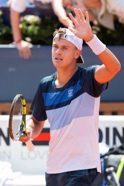 Barselona, İspanya - 12 Nisan 2025 Barcelona 'da düzenlenen Conde de God tenis turnuvası. ATP 500. Tenis yarışması. Profesyonel tenis oyuncuları. Tenis kortu. Holger Rune toprak yolda.