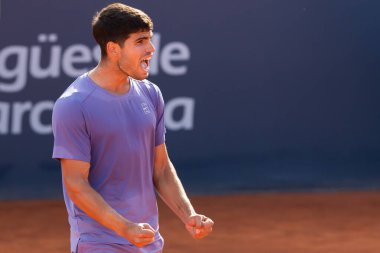 Barselona, İspanya - 12 Nisan 2025 Barcelona 'da düzenlenen Conde de God tenis turnuvası. ATP 500. Tenis yarışması. Profesyonel tenis oyuncuları. Tenis kortu. Carlos Alcaraz toprak yolda.