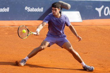 Barselona, İspanya - 12 Nisan 2025 Barcelona 'da düzenlenen Conde de God tenis turnuvası. ATP 500. Tenis yarışması. Profesyonel tenis oyuncuları. Tenis kortu. Carlos Alcaraz toprak yolda.