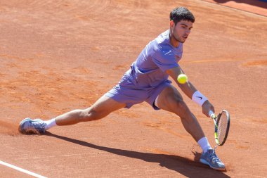 Barselona, İspanya - 12 Nisan 2025 Barcelona 'da düzenlenen Conde de God tenis turnuvası. ATP 500. Tenis yarışması. Profesyonel tenis oyuncuları. Tenis kortu. Carlos Alcaraz toprak yolda.
