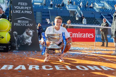 Barcelona, İspanya - 12 Nisan 2025: Barcelona 'da düzenlenen Conde de God Tennis Turnuvası. ATP 500. Holger Rune, 2025 Conde de God turnuvasının şampiyonu. Holger Rune kupa ile.