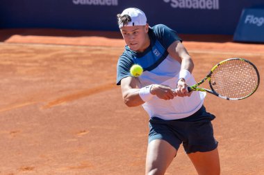 Barselona, İspanya - 12 Nisan 2025 Barcelona 'da düzenlenen Conde de God tenis turnuvası. ATP 500. Tenis yarışması. Profesyonel tenis oyuncuları. Tenis kortu. Holger Rune toprak yolda.