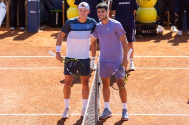 Barselona, İspanya - 12 Nisan 2025 Barcelona 'da düzenlenen Conde de God tenis turnuvası. ATP 500. Tenis yarışması. Profesyonel tenis oyuncuları. Tenis kortu. Carlos Alcaraz toprak yolda.
