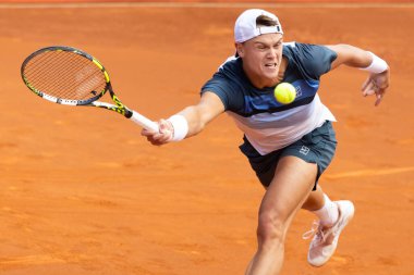 Barselona, İspanya - 12 Nisan 2025 Barcelona 'da düzenlenen Conde de God tenis turnuvası. ATP 500. Tenis yarışması. Profesyonel tenis oyuncuları. Tenis kortu. Holger Rune toprak yolda.