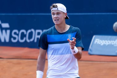 Barselona, İspanya - 12 Nisan 2025 Barcelona 'da düzenlenen Conde de God tenis turnuvası. ATP 500. Tenis yarışması. Profesyonel tenis oyuncuları. Tenis kortu. Holger Rune toprak yolda.