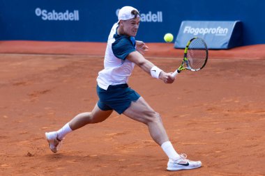 Barselona, İspanya - 12 Nisan 2025 Barcelona 'da düzenlenen Conde de God tenis turnuvası. ATP 500. Tenis yarışması. Profesyonel tenis oyuncuları. Tenis kortu. Holger Rune toprak yolda.