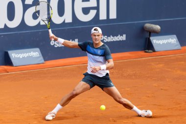 Barselona, İspanya - 12 Nisan 2025 Barcelona 'da düzenlenen Conde de God tenis turnuvası. ATP 500. Tenis yarışması. Profesyonel tenis oyuncuları. Tenis kortu. Holger Rune toprak yolda.