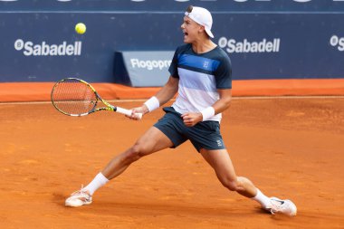 Barselona, İspanya - 12 Nisan 2025 Barcelona 'da düzenlenen Conde de God tenis turnuvası. ATP 500. Tenis yarışması. Profesyonel tenis oyuncuları. Tenis kortu. Holger Rune toprak yolda.