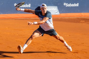 Barselona, İspanya - 12 Nisan 2025 Barcelona 'da düzenlenen Conde de God tenis turnuvası. ATP 500. Tenis yarışması. Profesyonel tenis oyuncuları. Tenis kortu. Holger Rune toprak yolda.