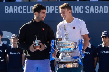 Barcelona, İspanya - 12 Nisan 2025: Barcelona 'da düzenlenen Conde de God Tennis Turnuvası. ATP 500. Profesyonel tenis oyuncuları. Tenis kortu. Holger Rune ve Carlos Alcaraz ödülleriyle.