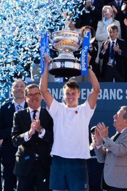 Barcelona, İspanya - 12 Nisan 2025: Barcelona 'da düzenlenen Conde de God Tennis Turnuvası. ATP 500. Holger Rune, 2025 Conde de God turnuvasının şampiyonu. Holger Rune kupa ile.