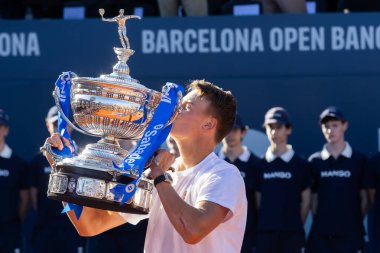 Barcelona, İspanya - 12 Nisan 2025: Barcelona 'da düzenlenen Conde de God Tennis Turnuvası. ATP 500. Holger Rune, 2025 Conde de God turnuvasının şampiyonu. Holger Rune kupa ile.