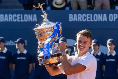 Barcelona, İspanya - 12 Nisan 2025: Barcelona 'da düzenlenen Conde de God Tennis Turnuvası. ATP 500. Holger Rune, 2025 Conde de God turnuvasının şampiyonu. Holger Rune kupa ile.