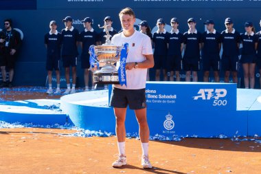 Barcelona, İspanya - 12 Nisan 2025: Barcelona 'da düzenlenen Conde de God Tennis Turnuvası. ATP 500. Holger Rune, 2025 Conde de God turnuvasının şampiyonu. Holger Rune kupa ile.