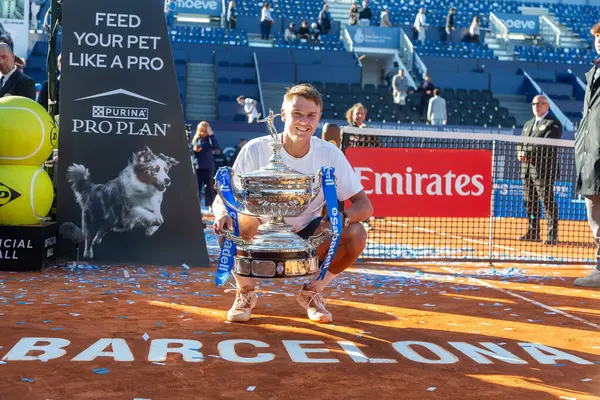 Barcelona, İspanya - 12 Nisan 2025: Barcelona 'da düzenlenen Conde de God Tennis Turnuvası. ATP 500. Holger Rune, 2025 Conde de God turnuvasının şampiyonu. Holger Rune kupa ile.
