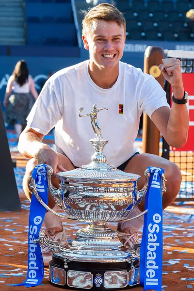 Barcelona, İspanya - 12 Nisan 2025: Barcelona 'da düzenlenen Conde de God Tennis Turnuvası. ATP 500. Holger Rune, 2025 Conde de God turnuvasının şampiyonu. Holger Rune kupa ile.