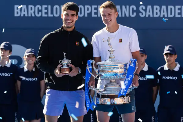 Barcelona, İspanya - 12 Nisan 2025: Barcelona 'da düzenlenen Conde de God Tennis Turnuvası. ATP 500. Profesyonel tenis oyuncuları. Tenis kortu. Holger Rune ve Carlos Alcaraz ödülleriyle.