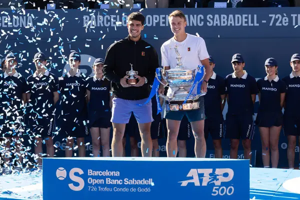Barcelona, İspanya - 12 Nisan 2025: Barcelona 'da düzenlenen Conde de God Tennis Turnuvası. ATP 500. Profesyonel tenis oyuncuları. Tenis kortu. Holger Rune ve Carlos Alcaraz ödülleriyle.