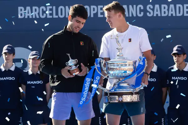 Barcelona, İspanya - 12 Nisan 2025: Barcelona 'da düzenlenen Conde de God Tennis Turnuvası. ATP 500. Profesyonel tenis oyuncuları. Tenis kortu. Holger Rune ve Carlos Alcaraz ödülleriyle.