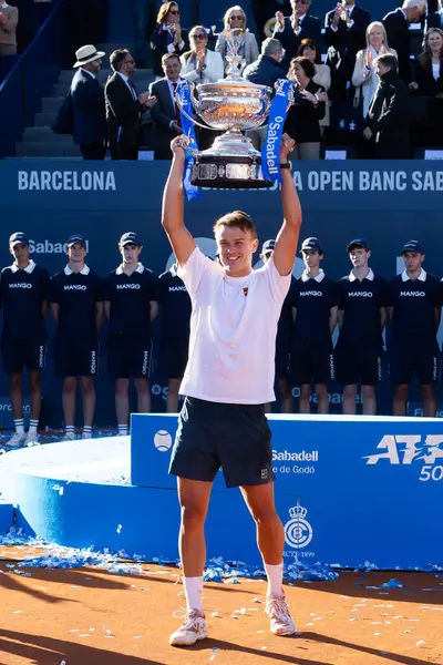 Barcelona, İspanya - 12 Nisan 2025: Barcelona 'da düzenlenen Conde de God Tennis Turnuvası. ATP 500. Holger Rune, 2025 Conde de God turnuvasının şampiyonu. Holger Rune kupa ile.