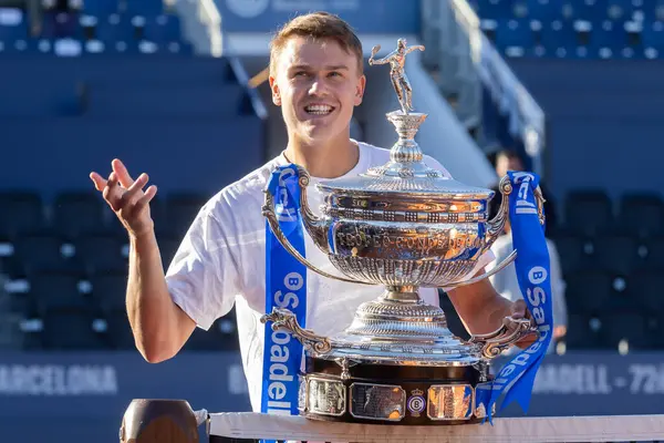 Barcelona, İspanya - 12 Nisan 2025: Barcelona 'da düzenlenen Conde de God Tennis Turnuvası. ATP 500. Holger Rune, 2025 Conde de God turnuvasının şampiyonu. Holger Rune kupa ile.