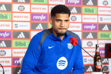 Seville, İspanya - 26 Nisan 2025: Ronald Araujo 'nun Real Madrid' e karşı Copa del Rey finali öncesinde düzenlediği basın toplantısı. FC Barcelona 'da oynuyor..