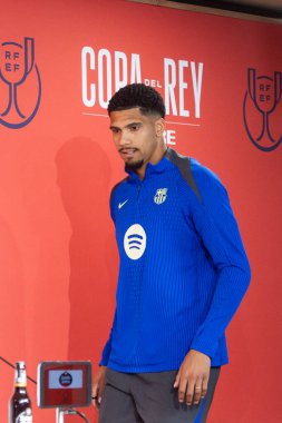 Seville, İspanya - 26 Nisan 2025: Ronald Araujo 'nun Real Madrid' e karşı Copa del Rey finali öncesinde düzenlediği basın toplantısı. FC Barcelona 'da oynuyor..