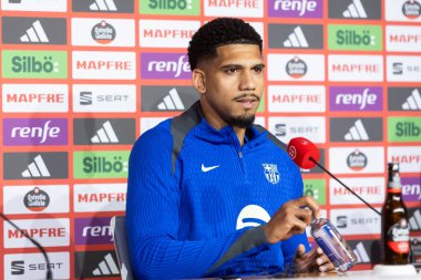 Seville, İspanya - 26 Nisan 2025: Ronald Araujo 'nun Real Madrid' e karşı Copa del Rey finali öncesinde düzenlediği basın toplantısı. FC Barcelona 'da oynuyor..