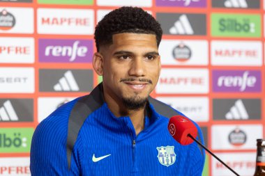 Seville, İspanya - 26 Nisan 2025: Ronald Araujo 'nun Real Madrid' e karşı Copa del Rey finali öncesinde düzenlediği basın toplantısı. FC Barcelona 'da oynuyor..