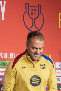 Seville, İspanya - 26 Nisan 2025: Hansi Flick 'in Real Madrid' e karşı Copa del Rey finalinden önceki basın toplantısı. FC Barcelona 'nın koçu.