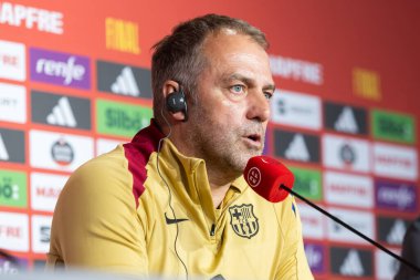 Seville, İspanya - 26 Nisan 2025: Hansi Flick 'in Real Madrid' e karşı Copa del Rey finalinden önceki basın toplantısı. FC Barcelona 'nın koçu.