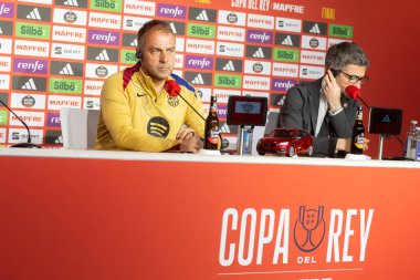 Seville, İspanya - 26 Nisan 2025: Hansi Flick 'in Real Madrid' e karşı Copa del Rey finalinden önceki basın toplantısı. FC Barcelona 'nın koçu.