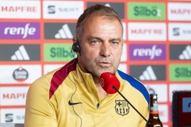 Seville, İspanya - 26 Nisan 2025: Hansi Flick 'in Real Madrid' e karşı Copa del Rey finalinden önceki basın toplantısı. FC Barcelona 'nın koçu.