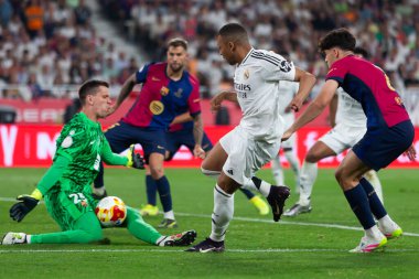 Seville, İspanya - 26 Nisan 2025: Copa del Rey finali Sevilla 'da FC Barcelona ile Real Madrid arasında. Barselona kazandı. İspanyol klasiği. Gerçek Madrid oyuncuları.