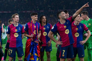 Seville, İspanya - 26 Nisan 2025: Copa del Rey finali Sevilla 'da FC Barcelona ile Real Madrid arasında. Barselona kazandı. İspanyol klasiği. Barselona oyuncuları.