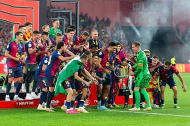 Seville, İspanya - 26 Nisan 2025: Copa del Rey finali Sevilla 'da FC Barcelona ile Real Madrid arasında. Barselona kazandı. İspanyol klasiği. Barselona oyuncuları.