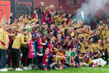 Seville, İspanya - 26 Nisan 2025: Copa del Rey finali Sevilla 'da FC Barcelona ile Real Madrid arasında. Barselona kazandı. İspanyol klasiği. Barselona oyuncuları.