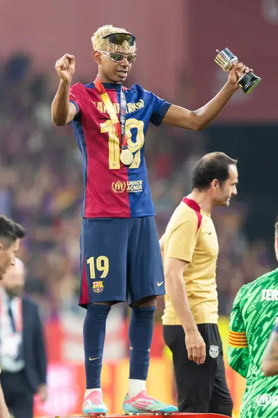 Seville, İspanya - 26 Nisan 2025: Copa del Rey finali Sevilla 'da FC Barcelona ile Real Madrid arasında. Barselona kazandı. İspanyol klasiği. Barselona oyuncuları.