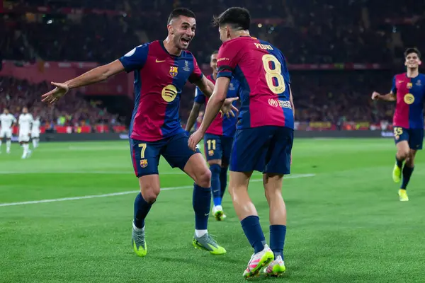Seville, İspanya - 26 Nisan 2025: Copa del Rey finali Sevilla 'da FC Barcelona ile Real Madrid arasında. Barselona kazandı. İspanyol klasiği. Barselona oyuncuları.