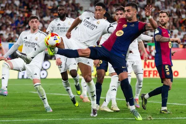 Seville, İspanya - 26 Nisan 2025: Copa del Rey finali Sevilla 'da FC Barcelona ile Real Madrid arasında. Barselona kazandı. İspanyol klasiği. Gerçek Madrid oyuncuları.