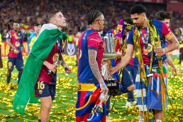 Seville, İspanya - 26 Nisan 2025: Copa del Rey finali Sevilla 'da FC Barcelona ile Real Madrid arasında. Barselona kazandı. İspanyol klasiği. Barselona oyuncuları.