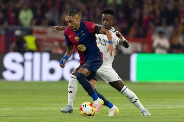 Seville, İspanya - 26 Nisan 2025: Copa del Rey finali Sevilla 'da FC Barcelona ile Real Madrid arasında. Barselona kazandı. İspanyol klasiği. Barselona oyuncuları.