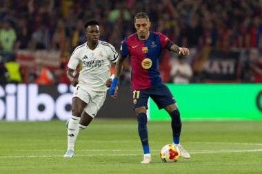 Seville, İspanya - 26 Nisan 2025: Copa del Rey finali Sevilla 'da FC Barcelona ile Real Madrid arasında. Barselona kazandı. İspanyol klasiği. Barselona oyuncuları.