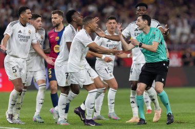Seville, İspanya - 26 Nisan 2025: Copa del Rey finali Sevilla 'da FC Barcelona ile Real Madrid arasında. Barselona kazandı. İspanyol klasiği. Gerçek Madrid oyuncuları.