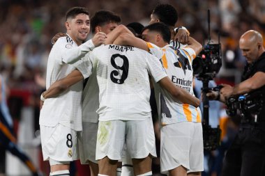 Seville, İspanya - 26 Nisan 2025: Copa del Rey finali Sevilla 'da FC Barcelona ile Real Madrid arasında. Barselona kazandı. İspanyol klasiği. Gerçek Madrid oyuncuları.