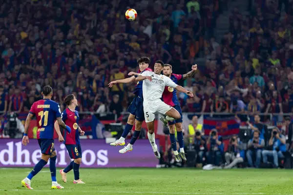 Seville, İspanya - 26 Nisan 2025: Copa del Rey finali Sevilla 'da FC Barcelona ile Real Madrid arasında. Barselona kazandı. İspanyol klasiği. Barselona oyuncuları.